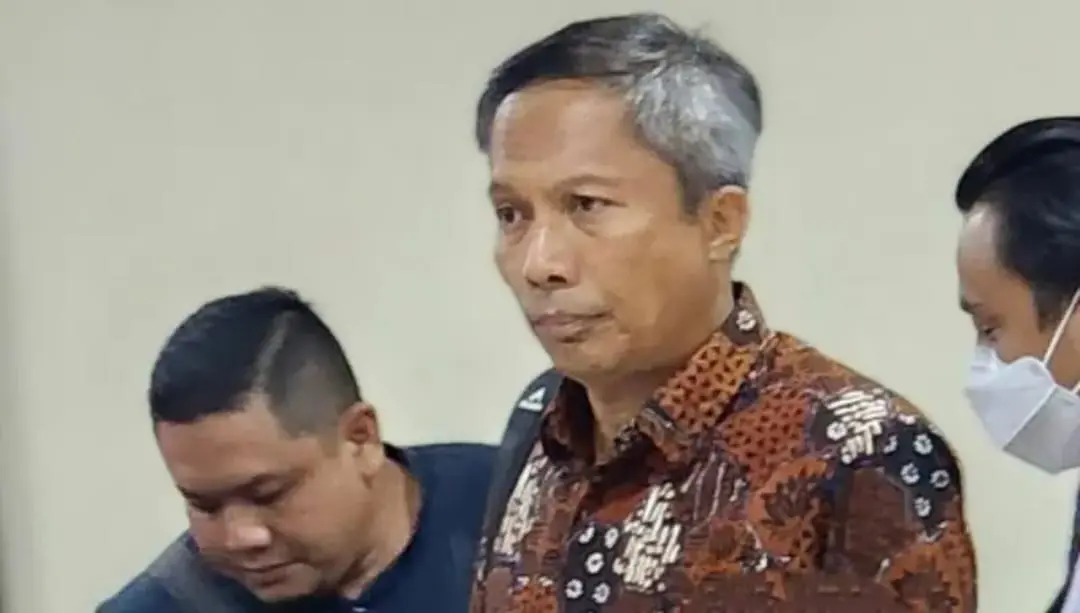 Mantan Pj Bupati Cilacap Awaluddin Muuri saat jalani persidangan. (Dok Ist).