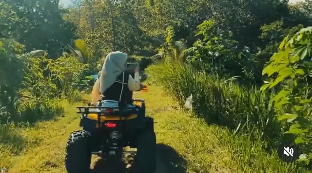 naik motor.jpg 5 Alasan Mengapa Desa Wisata Kamulyan Cilacap Wajib Masuk List Liburanmu, Eksplorasi Pemandangan Alam hingga Budaya