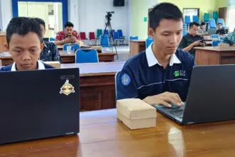 Lindan dan Vanda, dua siswa SMKN Susukan Banjarnegara yang berhasil tembus keamanan NASA, Kamis (23/4/2026). ( Foto: Heri C)