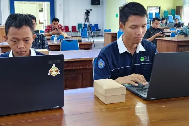 Lindan dan Vanda, dua siswa SMKN Susukan Banjarnegara yang berhasil tembus keamanan NASA, Kamis (23/4/2026). ( Foto: Heri C)