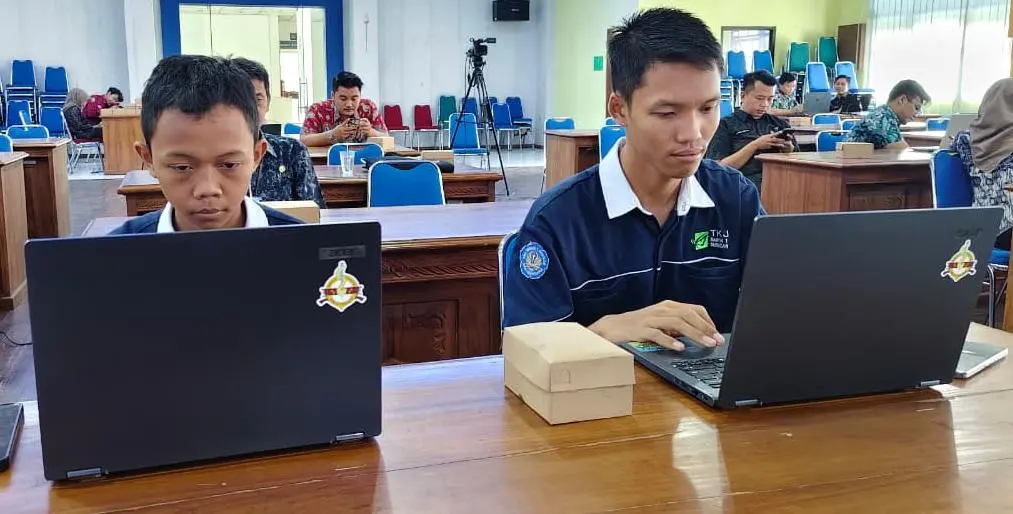 Lindan dan Vanda, dua siswa SMKN Susukan Banjarnegara yang berhasil tembus keamanan NASA, Kamis (23/4/2026). ( Foto: Heri C)