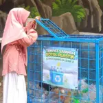 Seorang siswi SMP IT Permata Hati Banjarnegara saat membuang sampah plastik pada bank sampah sekolah, Sabtu (18/4/2026). (Foto: SMPIT Permata Hati Banjarnegara)