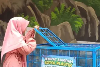 Seorang siswi SMP IT Permata Hati Banjarnegara saat membuang sampah plastik pada bank sampah sekolah, Sabtu (18/4/2026). (Foto: SMPIT Permata Hati Banjarnegara)