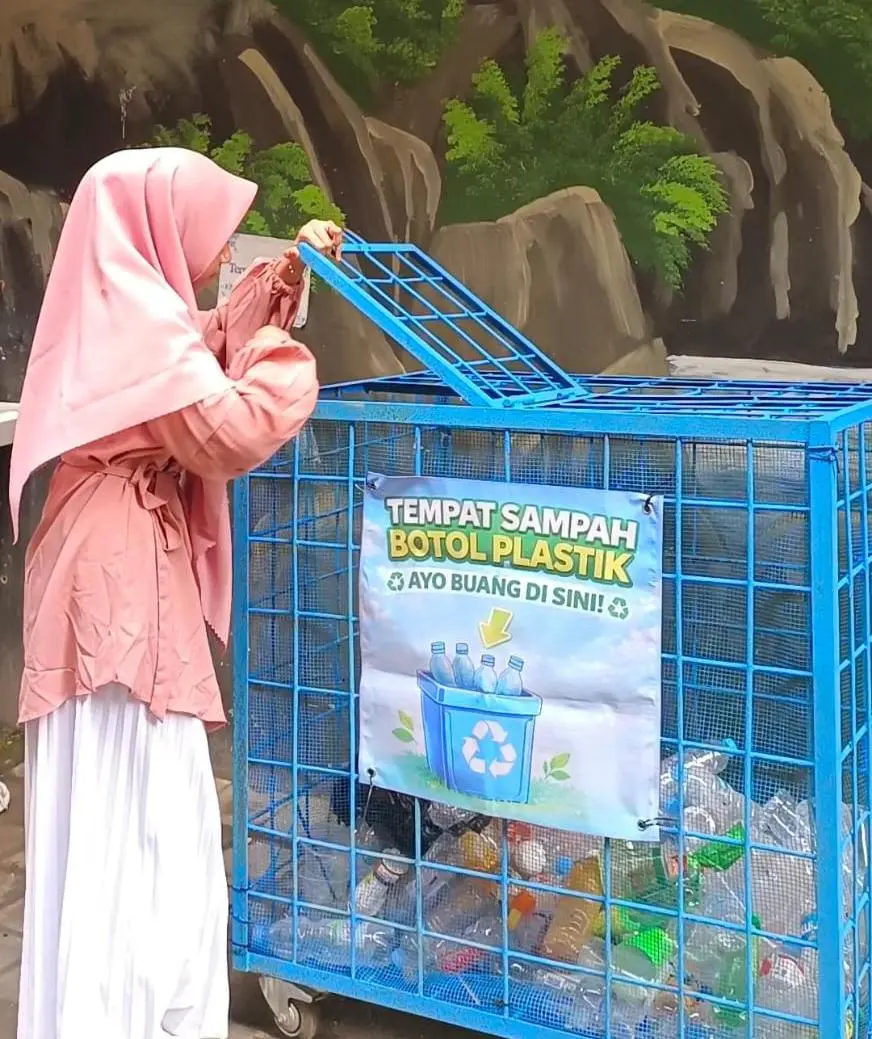 Seorang siswi SMP IT Permata Hati Banjarnegara saat membuang sampah plastik pada bank sampah sekolah, Sabtu (18/4/2026). (Foto: SMPIT Permata Hati Banjarnegara)