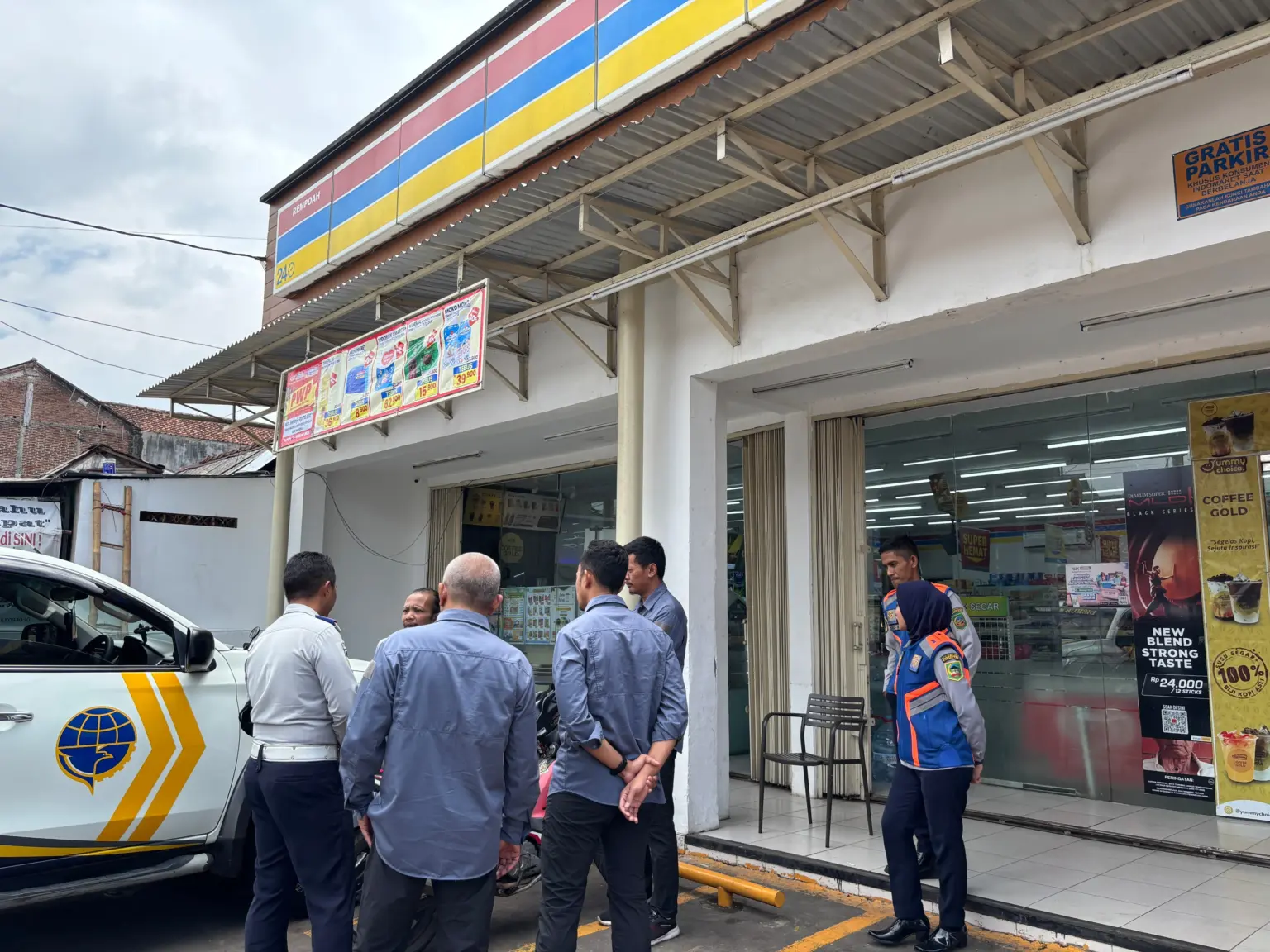 Dokumentasi petugas Dishub Banyumas saat melakukan pemantauan langsung di outlet Indomaret guna memastikan aturan bebas parkir berjalan sesuai rencana.