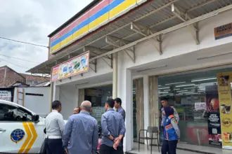Dokumentasi petugas Dishub Banyumas saat melakukan pemantauan langsung di outlet Indomaret guna memastikan aturan bebas parkir berjalan sesuai rencana.