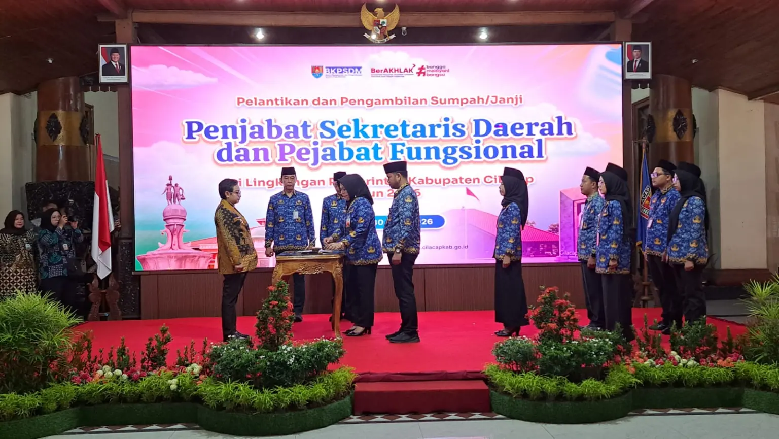 Plt Bupati Cilacap Ammy Amalia Fatma Surya melantik Annia Fabriana jadi Pj Sekda Cilacap. (Faiz Ardani).