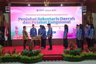 Plt Bupati Cilacap Ammy Amalia Fatma Surya melantik Annia Fabriana jadi Pj Sekda Cilacap. (Faiz Ardani).