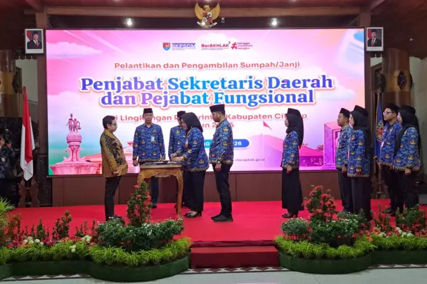 Plt Bupati Cilacap Ammy Amalia Fatma Surya melantik Annia Fabriana jadi Pj Sekda Cilacap. (Faiz Ardani).