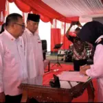 Ketua PMI Cilacap Farid Ma'ruf melantik pengurus kecamatan. (dok PMI).