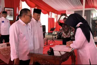 Ketua PMI Cilacap Farid Ma'ruf melantik pengurus kecamatan. (dok PMI).