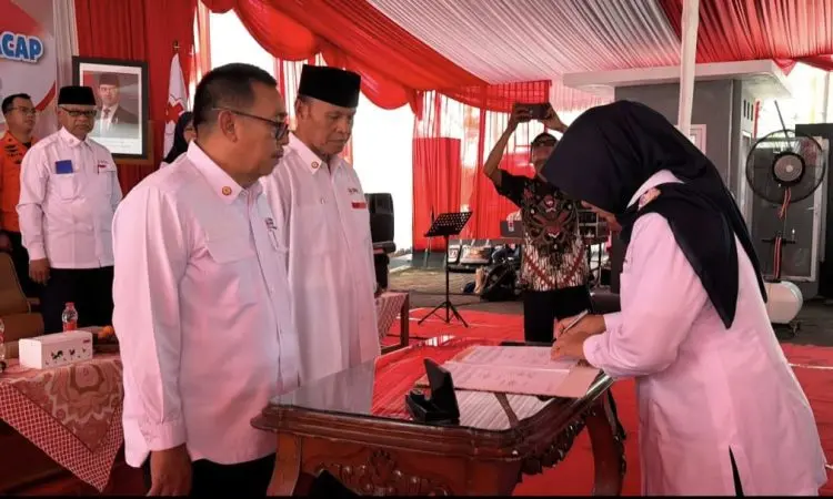 Ketua PMI Cilacap Farid Ma'ruf melantik pengurus kecamatan. (dok PMI).