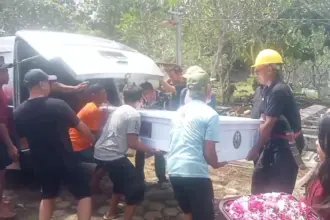 Isak Tangis Iringi Pemakaman Korban Tabrakan KA di Bekasi Timur Asal Cilacap