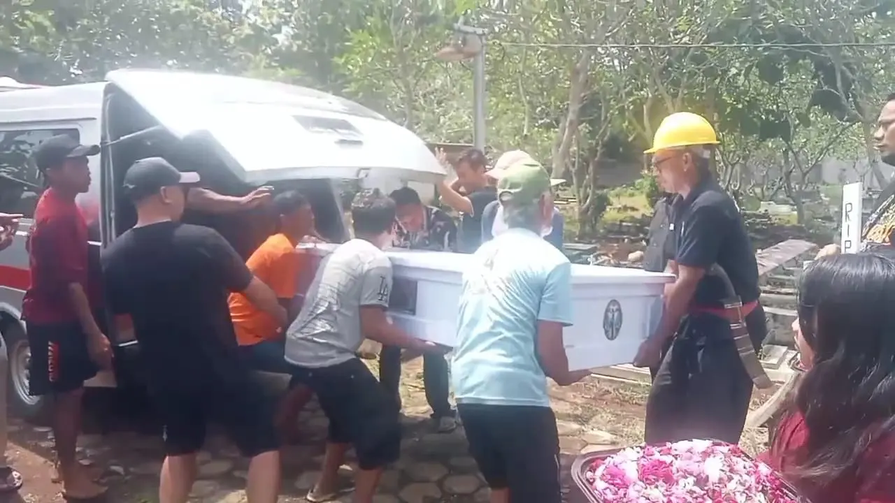 Isak Tangis Iringi Pemakaman Korban Tabrakan KA di Bekasi Timur Asal Cilacap