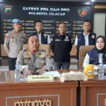 Kapolresta Cilacap Kombes Pol Budi Adhy Buono didampingi Kasatres PPA dan PPO gelar konferensi pers. (Faiz Ardani).