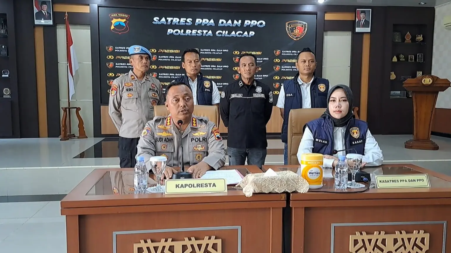 Kapolresta Cilacap Kombes Pol Budi Adhy Buono didampingi Kasatres PPA dan PPO gelar konferensi pers. (Faiz Ardani).