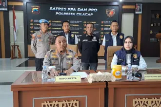Kapolresta Cilacap Kombes Pol Budi Adhy Buono didampingi Kasatres PPA dan PPO gelar konferensi pers. (Faiz Ardani).
