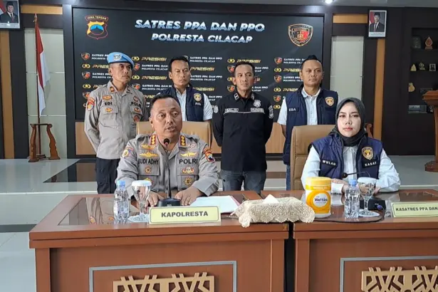 Kapolresta Cilacap Kombes Pol Budi Adhy Buono didampingi Kasatres PPA dan PPO gelar konferensi pers. (Faiz Ardani).