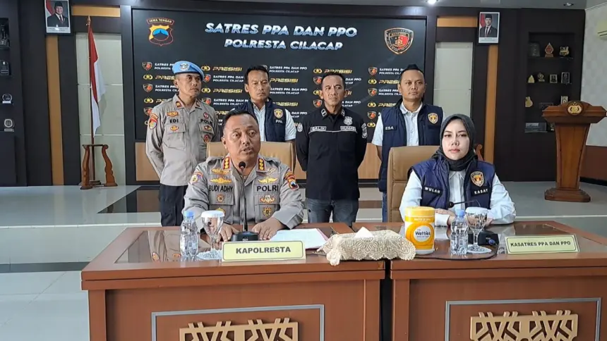 Kapolresta Cilacap Kombes Pol Budi Adhy Buono didampingi Kasatres PPA dan PPO gelar konferensi pers. (Faiz Ardani).