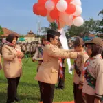 Plt Bupati Cilacap Ammy Amalia Fatma Surya membuka Pesta Siaga 2026 ditandai penyematan tanda peserta di Lapangan Jati Persada Cilacap. (Faiz Ardani).