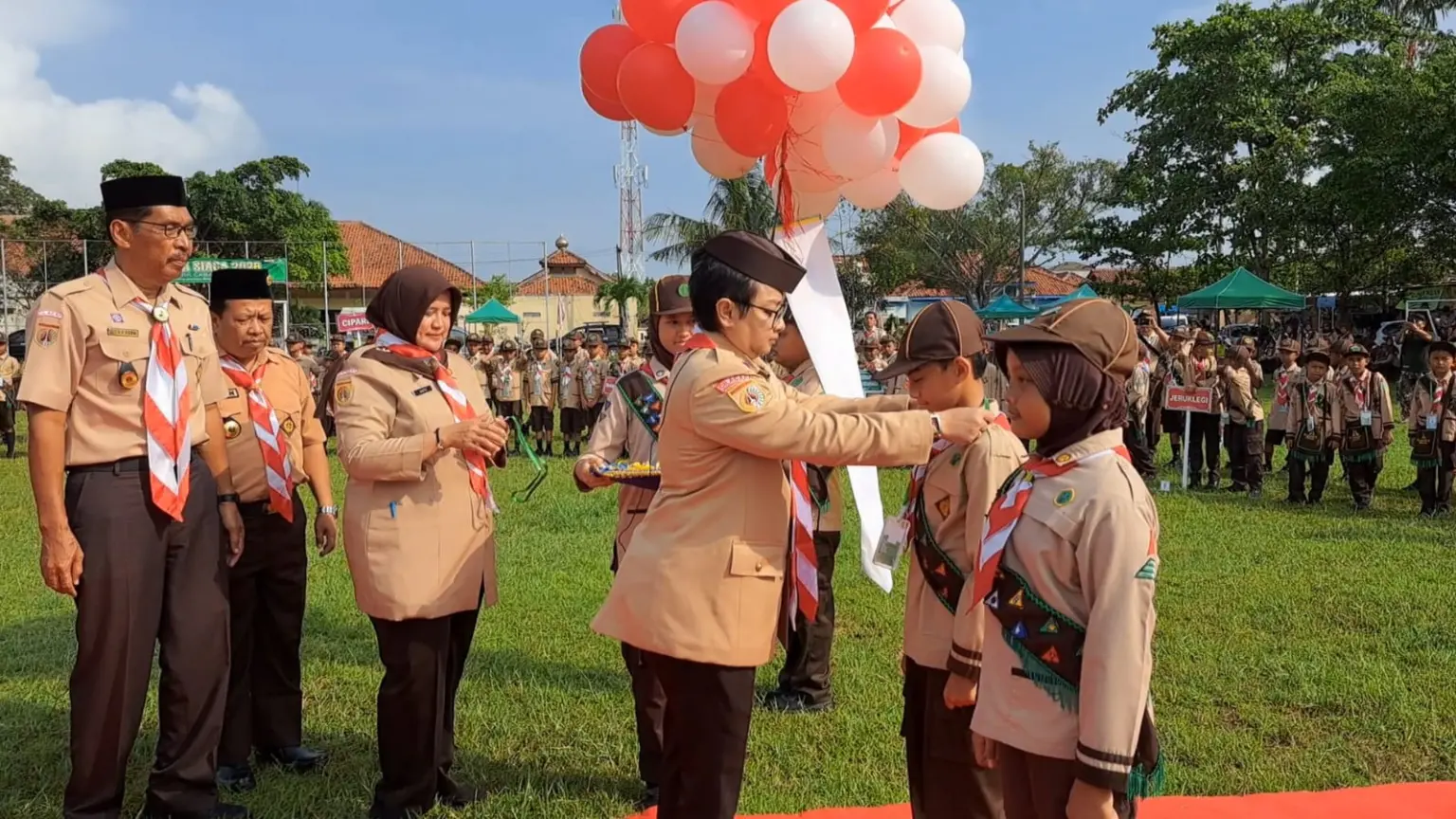 Plt Bupati Cilacap Ammy Amalia Fatma Surya membuka Pesta Siaga 2026 ditandai penyematan tanda peserta di Lapangan Jati Persada Cilacap. (Faiz Ardani).