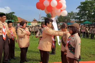 Plt Bupati Cilacap Ammy Amalia Fatma Surya membuka Pesta Siaga 2026 ditandai penyematan tanda peserta di Lapangan Jati Persada Cilacap. (Faiz Ardani).