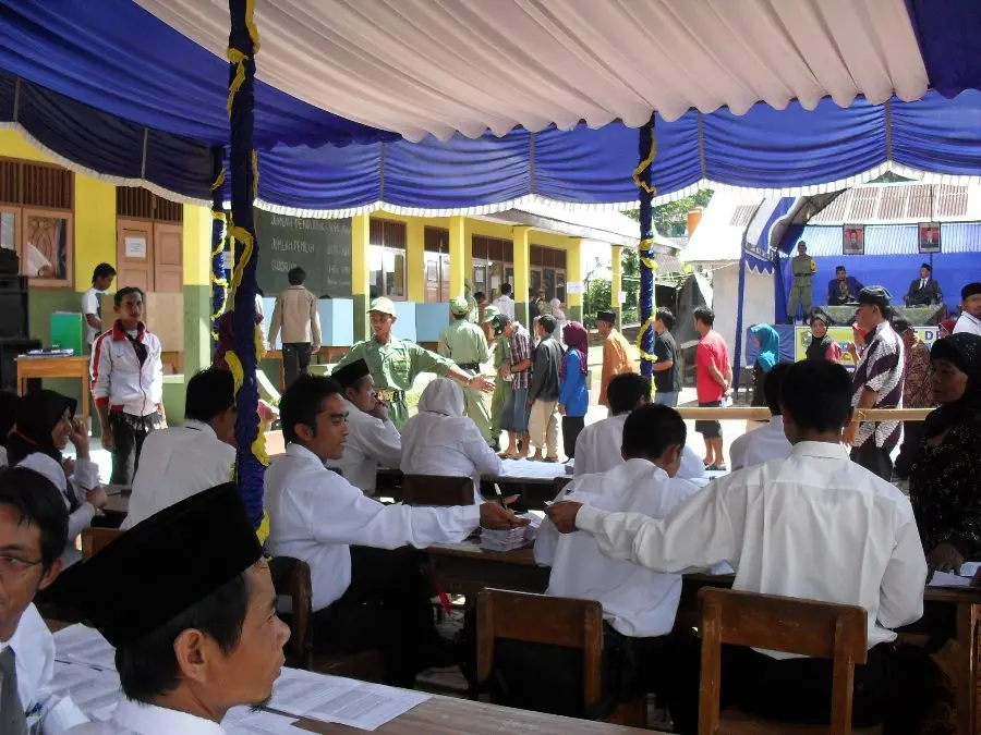 Suasana Pilkades di Desa Plorengan Kecamatan Kalibening periode sebelumnya. (foto: Heri C)