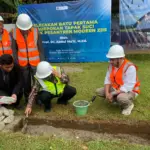 Menteri Pendidikan Dasar dan Menengah, Abdul Mu'ti, didampingi Pimpinan Ponpes Modern ZIIS, K.H. Casiwan Haryo Sasongko, saat melakukan peletakan batu pertama di Gedung Satria serta meluncurkan Pusat Kegiatan Belajar Masyarakat (PKBM) Surya Muhammadiyah tingkat Kabupaten Banyumas, Sabtu (25/04/2026).