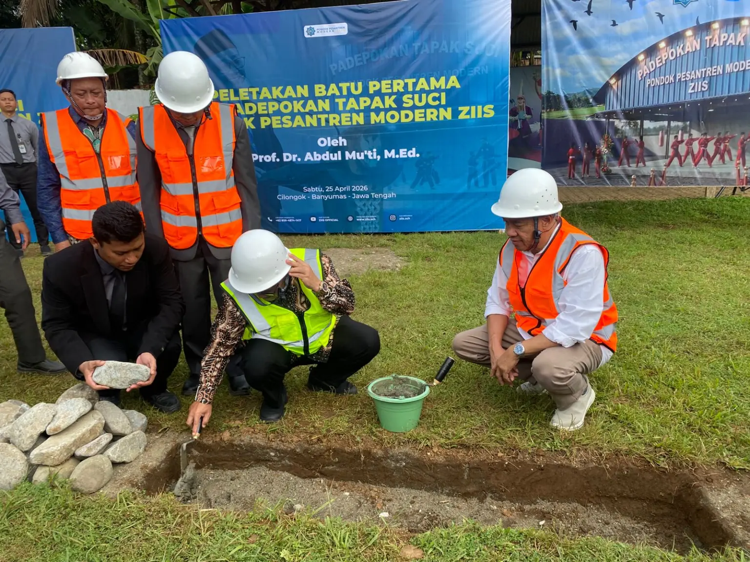 Menteri Pendidikan Dasar dan Menengah, Abdul Mu'ti, didampingi Pimpinan Ponpes Modern ZIIS, K.H. Casiwan Haryo Sasongko, saat melakukan peletakan batu pertama di Gedung Satria serta meluncurkan Pusat Kegiatan Belajar Masyarakat (PKBM) Surya Muhammadiyah tingkat Kabupaten Banyumas, Sabtu (25/04/2026).