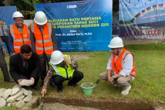Menteri Pendidikan Dasar dan Menengah, Abdul Mu'ti, didampingi Pimpinan Ponpes Modern ZIIS, K.H. Casiwan Haryo Sasongko, saat melakukan peletakan batu pertama di Gedung Satria serta meluncurkan Pusat Kegiatan Belajar Masyarakat (PKBM) Surya Muhammadiyah tingkat Kabupaten Banyumas, Sabtu (25/04/2026).