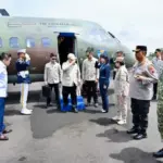 Presiden Prabowo Subianto turun dari pesawat disambut Plt Bupati Cilacap dan Forkopimda Cilacap di Bandara Tunggul Wulung Cilacap. (Setneg).