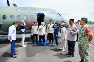 Presiden Prabowo Subianto turun dari pesawat disambut Plt Bupati Cilacap dan Forkopimda Cilacap di Bandara Tunggul Wulung Cilacap. (Setneg).