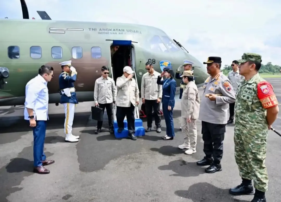 Presiden Prabowo Subianto turun dari pesawat disambut Plt Bupati Cilacap dan Forkopimda Cilacap di Bandara Tunggul Wulung Cilacap. (Setneg).
