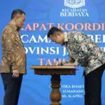 Bupati Purbalingga (kanan) saat mendatangani komitmen program Kecamatan Berdaya dihadapan Gubernur Jawa Tengah (kiri), Kamis (16/4/2026). (Foto: Humas Pemkab Purbalingga)