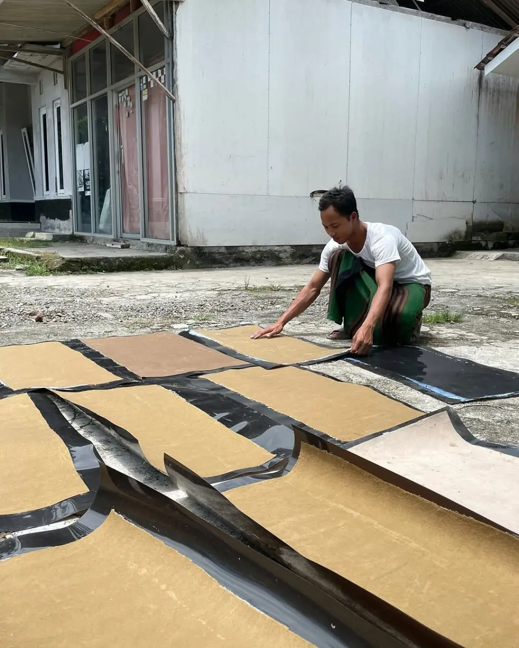 proses Mengenal Mustav & Co, Kerajinan di Kawunganten Cilacap yang Sulap Pelepah Pisang Jadi Banana Leather Ramah Lingkungan