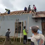 Sejumlah relawan dan warga saat melakukan perbaikan pada rumah yang terkena dampak akibat angin puting beliung di jatilawang banjarnegara, Kamis (30/4/2026). (Foto: Heri C)