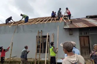 Sejumlah relawan dan warga saat melakukan perbaikan pada rumah yang terkena dampak akibat angin puting beliung di jatilawang banjarnegara, Kamis (30/4/2026). (Foto: Heri C)