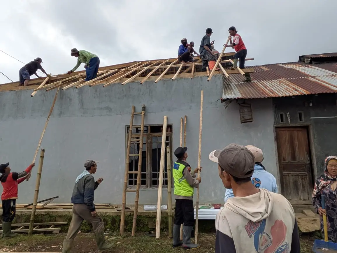 Sejumlah relawan dan warga saat melakukan perbaikan pada rumah yang terkena dampak akibat angin puting beliung di jatilawang banjarnegara, Kamis (30/4/2026). (Foto: Heri C)