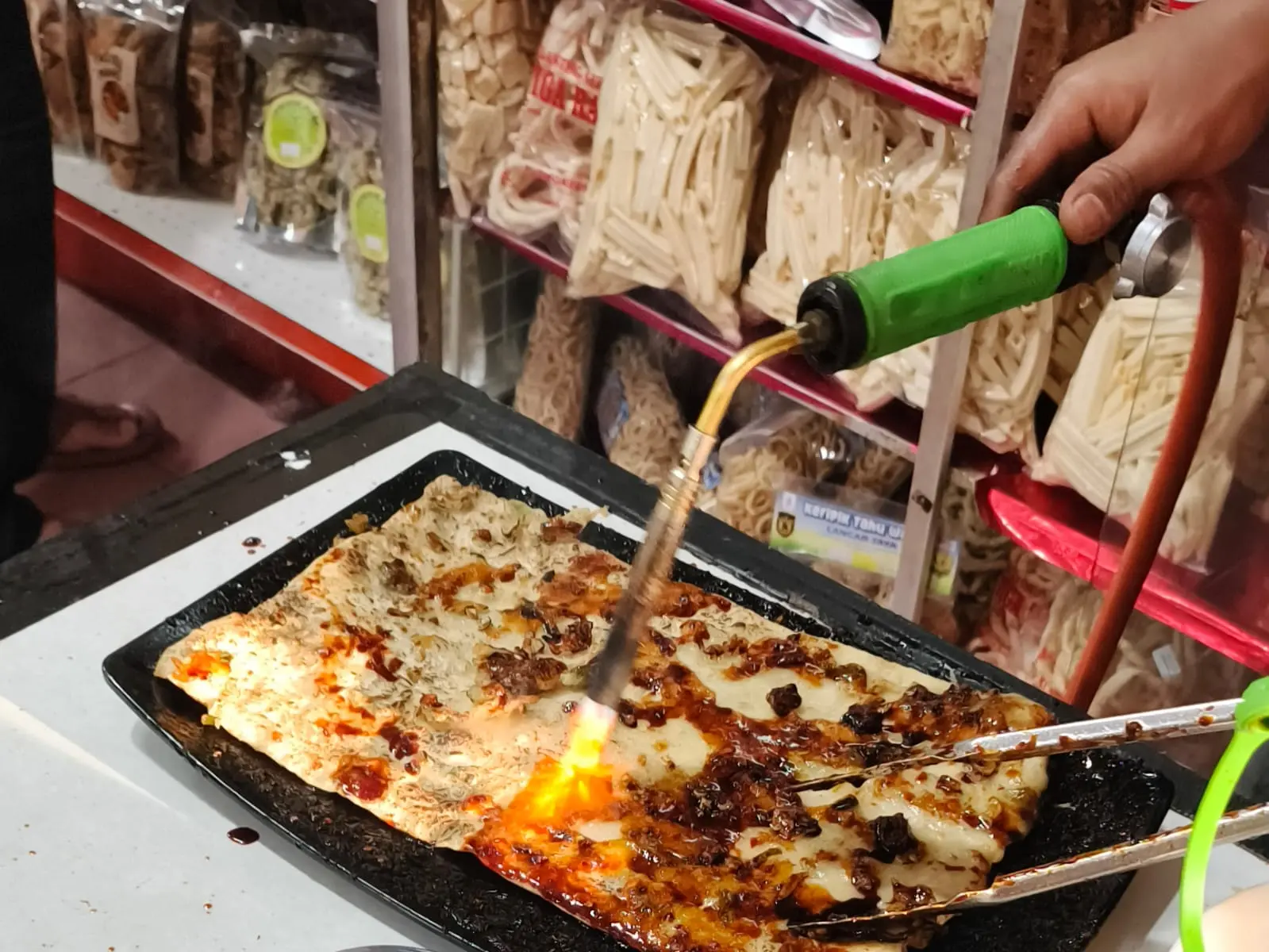 semprot.jpg Menjelajahi Toko Oleh-Oleh Sawangan No.1: Destinasi Kuliner Mendoan Jumbo dan Getuk Goreng Legendaris di Purwokerto