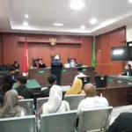 Suasana sidang perdana kasus kecelakaan lalu lintas, yang mengakibatkan seorang pelajar meninggal dunia, yang digelar di PN Banyumas, Kamis (23/04/2026).