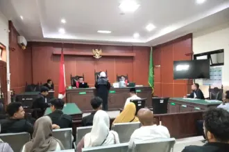 Suasana sidang perdana kasus kecelakaan lalu lintas, yang mengakibatkan seorang pelajar meninggal dunia, yang digelar di PN Banyumas, Kamis (23/04/2026).