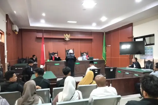 Suasana sidang perdana kasus kecelakaan lalu lintas, yang mengakibatkan seorang pelajar meninggal dunia, yang digelar di PN Banyumas, Kamis (23/04/2026).