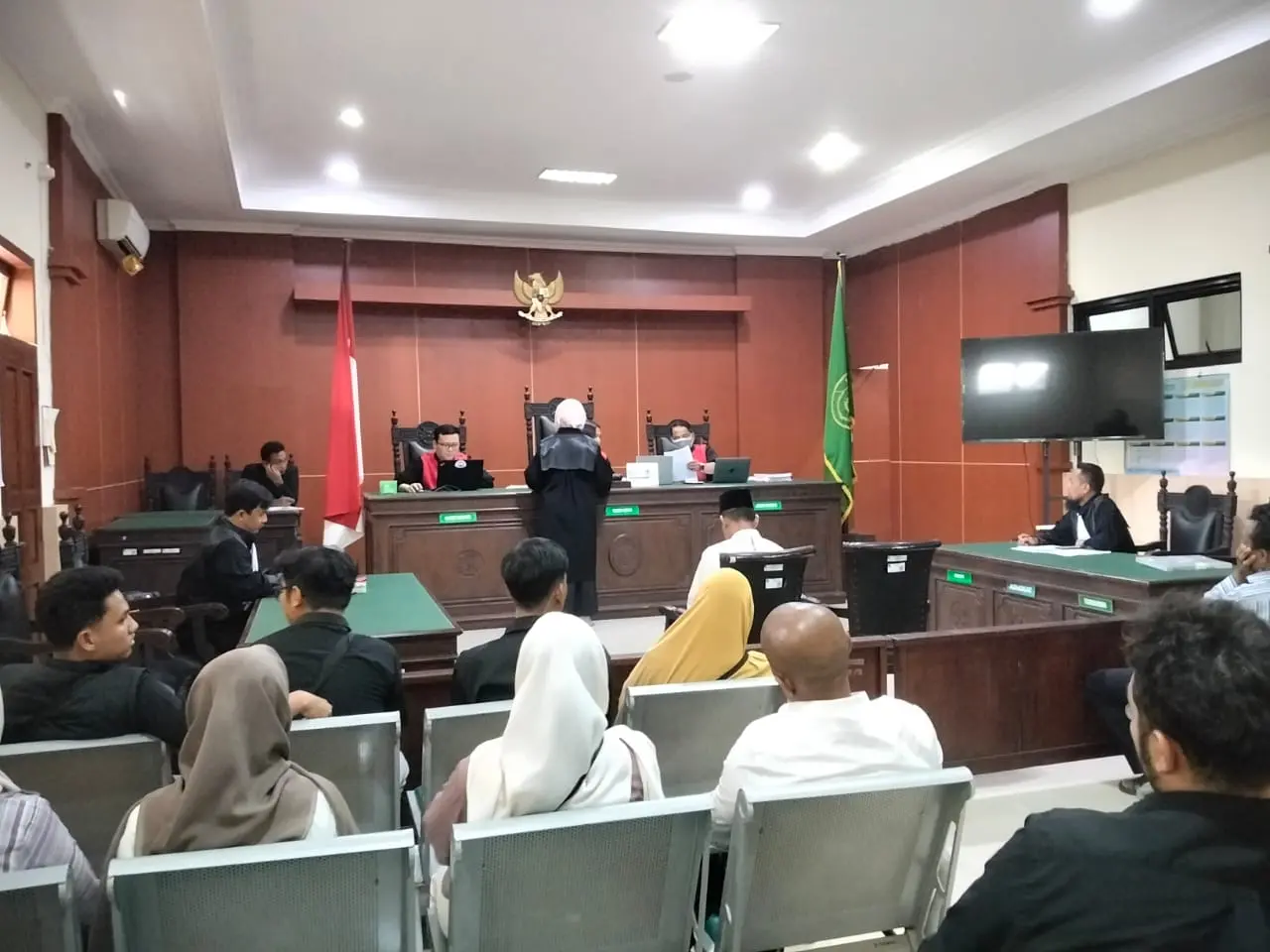 Suasana sidang perdana kasus kecelakaan lalu lintas, yang mengakibatkan seorang pelajar meninggal dunia, yang digelar di PN Banyumas, Kamis (23/04/2026).