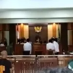 Suasana sidang kasus tambang emas di Ajibarang, dengan agenda pembelajaran atau pledoi, yang dihadiri keluarga dan para simpatisan masyarakat yang membela dibebaskannya terdakwa, Rabu (01/04/2026).