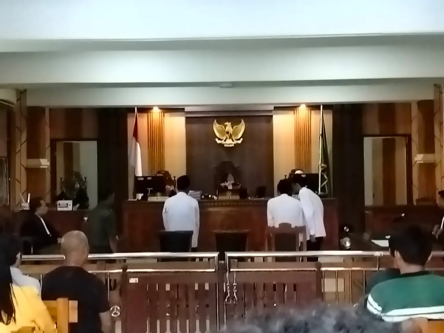 Suasana sidang kasus tambang emas di Ajibarang, dengan agenda pembelajaran atau pledoi, yang dihadiri keluarga dan para simpatisan masyarakat yang membela dibebaskannya terdakwa, Rabu (01/04/2026).