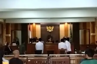 Suasana sidang kasus tambang emas di Ajibarang, dengan agenda pembelajaran atau pledoi, yang dihadiri keluarga dan para simpatisan masyarakat yang membela dibebaskannya terdakwa, Rabu (01/04/2026).