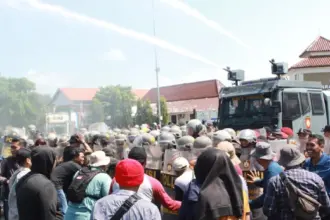 Simulasi pengamanan aksi unjuk rasa di Alun-alun Kabupaten Cilacap melibatkan ratusan personel. (Polresta Cilacap).