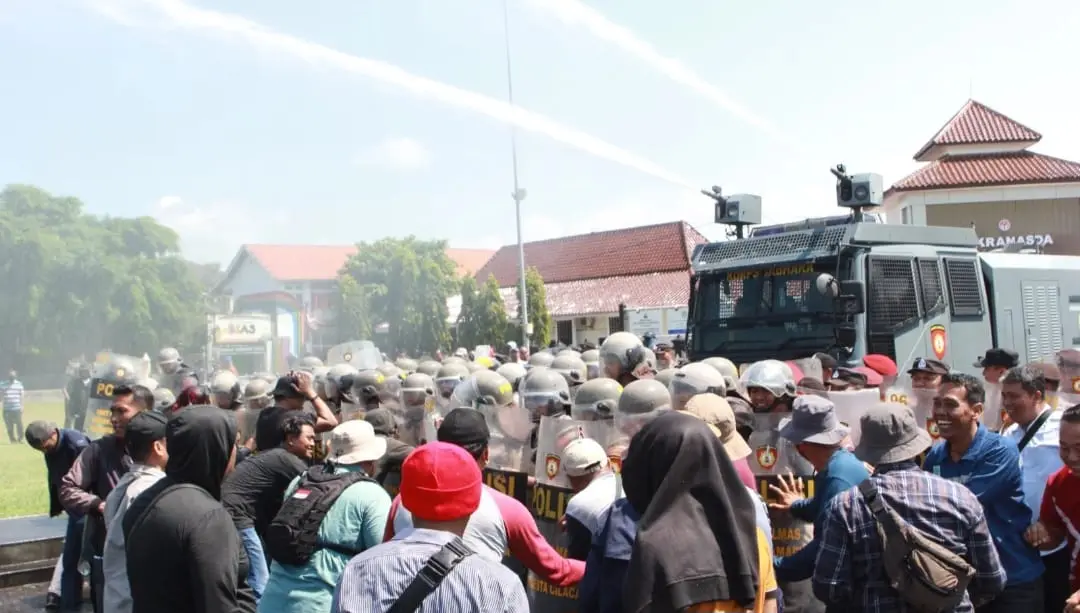 Simulasi pengamanan aksi unjuk rasa di Alun-alun Kabupaten Cilacap melibatkan ratusan personel. (Polresta Cilacap).
