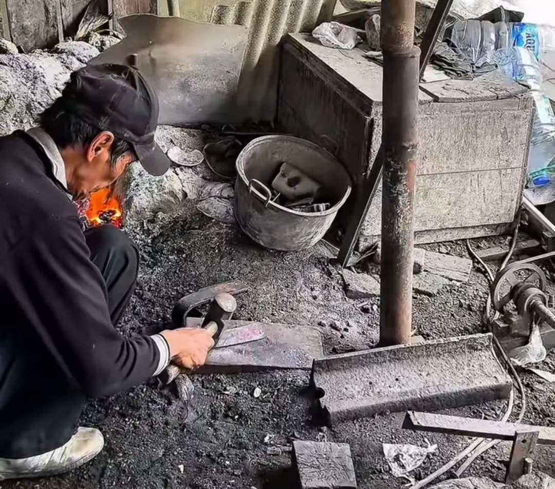 tahap pembuatan.jpg Rahasia Ketajaman Golok UMKM Empu Besi di Desa Karangjengkol Cilacap