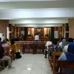 Suasana sidang kasus tambang emas di Ajibarang, dengan agenda putusan, yang dihadiri keluarga dan para simpatisan masyarakat yang membela dibebaskannya terdakwa, Kamis (02/04/2026).